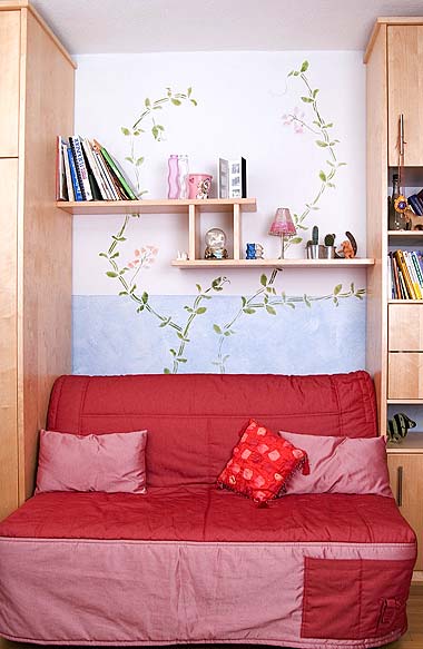 Schlafzimmer mit Toscana-Hintergrund und freier Schablonentechnik.